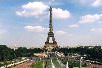 Giù dalla Torre Eiffel   ma senza il paracadute 