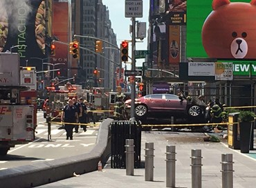 Auto sulla folla, paura a Times Square: morta una giovane