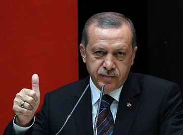 Turchia, ennesimo attacco di Erdoğan alla libertà di stampa