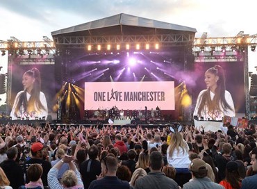 Manchester canta il suo “no” al terrore