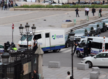 Terrore a Notre-Dame: assalto di un algerino alla polizia