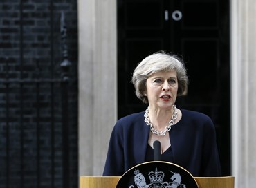 Gli inglesi vogliono le dimissioni della premier Theresa May