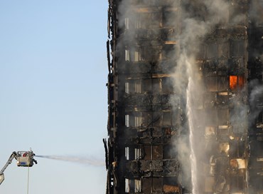 Londra: un tragico incendio fa slittare un compromesso storico