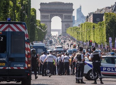 Parigi: il terrorista degli Champs Elysées era segnalato dal 2013