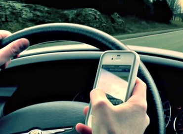 Smartphone al volante: il 57% degli under 25 lo usa per la chat