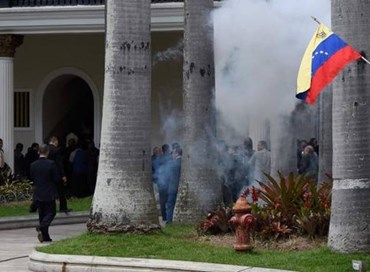 Venezuela: chavisti assaltano Parlamento