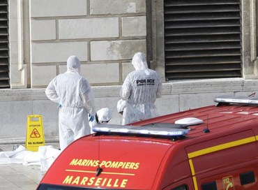 Marsiglia: accoltella a morte due ragazze gridando “Allahu Akbar”