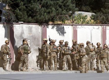 L’Isis assalta la tv anti-Pakistan a Kabul, cinque morti