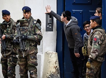 Francia: i musulmani dentro e gli ebrei fuori