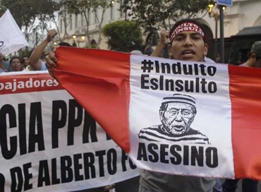 Perù: 230 scrittori contro l’indulto a Fujimori. Vargas Llosa in prima fila
