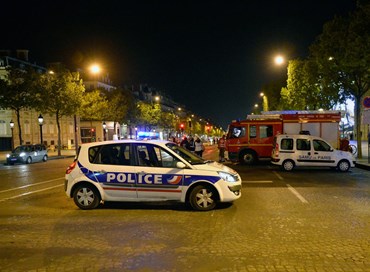 Francia: la guerra contro la polizia e i vigili del fuoco