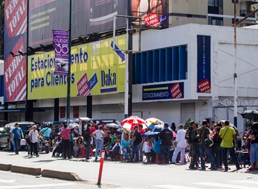 Venezuela: le autorità ordinano ribassi dei prezzi a 26 catene di supermercati