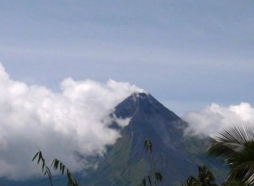 Persone in fuga dalla cenere sprigionata dal Vulcano filippino Mayon