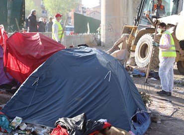Migranti: ruspe a Ventimiglia, via tendopoli dal Roja