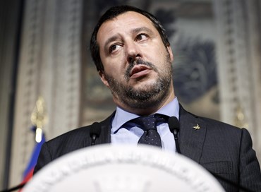 Salvini inciampa nella mucca in corridoio