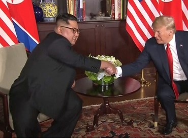 Trump e Kim, una storica stretta di mano
