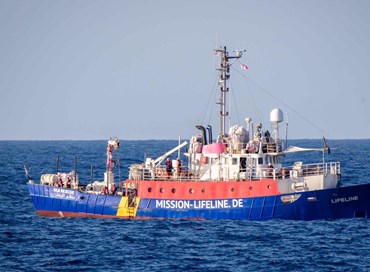 Il braccio di ferro tra Salvini e la nave Lifeline