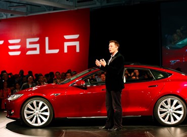 Tesla apre impianto in Cina, Musk sfida Trump