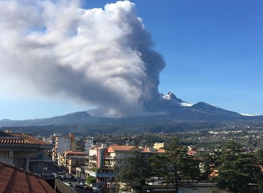 Etna, faglia sulla strada: evacuate 10 famiglie