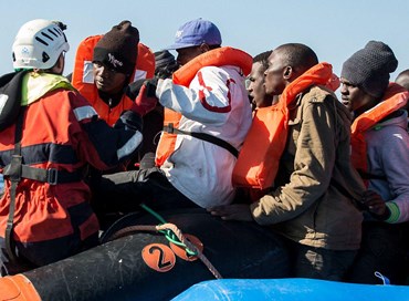 Migranti, barcone con 100 persone: interviene Conte