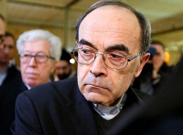Pedofilia, condannato a 6 mesi il vescovo di Lione