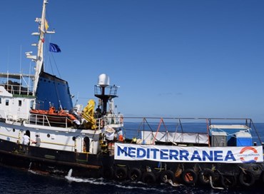Migranti, la nave “Mare Jonio” ferma davanti a Lampedusa