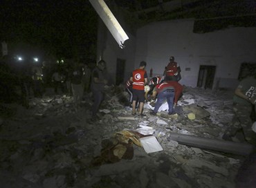 Libia, attacco aereo al centro migranti: 60 morti