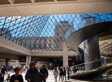 Il Louvre: l’arte di attrarre