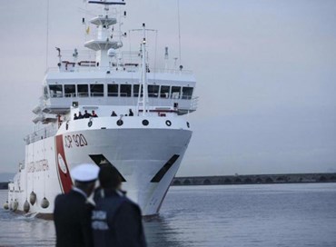 Nave Gregoretti con 140 migranti a bordo: il Viminale nega lo sbarco
