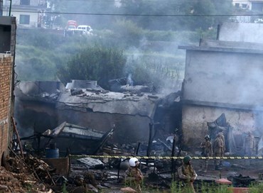Pakistan: aereo si schianta su un villaggio, 17 morti