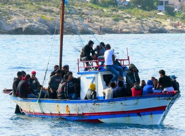 Migranti, la Libia emette decreto per fermare le Ong