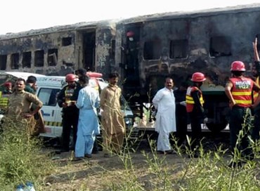 Pakistan: incendio su un treno, almeno 74 morti