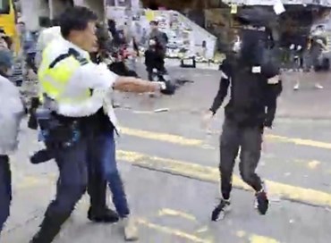 Hong Kong, poliziotto spara contro un manifestante