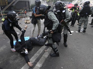Hong Kong, Carrie Lam punta alla “soluzione pacifica”