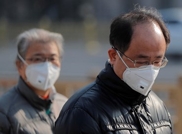 Virus Cina: premier a Wuhan, in visita a pazienti e medici