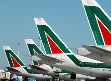 Alitalia si restringe, taglia rotte lungo raggio e aerei