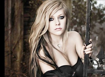 Avril Lavigne rinvia il tour italiano al 2021