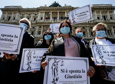 Avvocati in piazza, a Roma un “funerale” laico