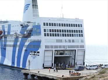 Migranti, nave quarantena lascia il porto di Lampedusa