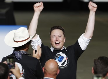 Musk sale sul podio