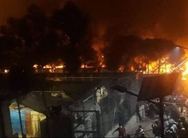 Inferno a Lesbo: brucia il campo migranti di Moria