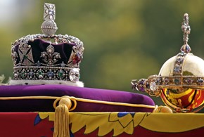 Esequie per una regina, resurrezione della monarchia