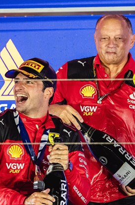 A Singapore la Ferrari torna d’oro con Sainz