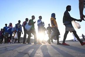 Migranti, Parlamento albanese approva l’accordo con l’Italia
