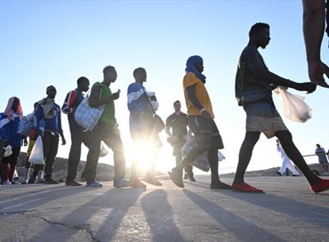 Migranti, Parlamento albanese approva l’accordo con l’Italia