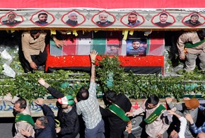 Iran in piazza per la Palestina e i funerali dei pasdaran