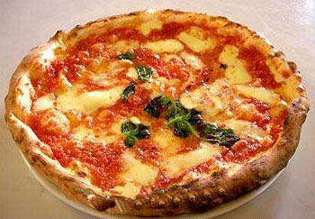 “Ma tu vulive 'a pizza” simbolo di Napoli 