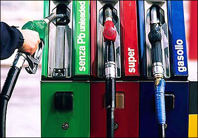 Benzina? Ormai le auto vanno a tasse 