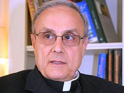Dagli al vescovo griffato Armani 