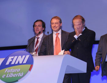 Anche Fli minaccia di staccare la spina